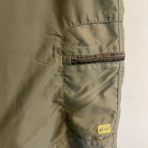 Quicksilver Green Tech Cargo Shorts Size 32 - Picture 3 of 4